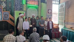 تجلیل امام جمعه نطنز  از گروه سرود علی بن موسی الرضا علیه السلام پایگاه مقاومت بسیج و کانون فرهنگی مسجد امام رضا علیه‌السلام در مصلی نمازجمعه نطنز